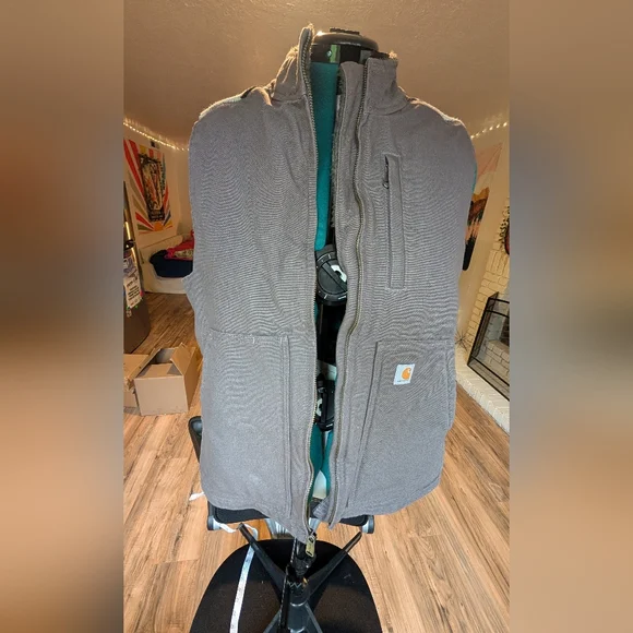 Men's Carharrt sherpa vest with Pendleton wool fabric detailing. - Picture 3 of 4